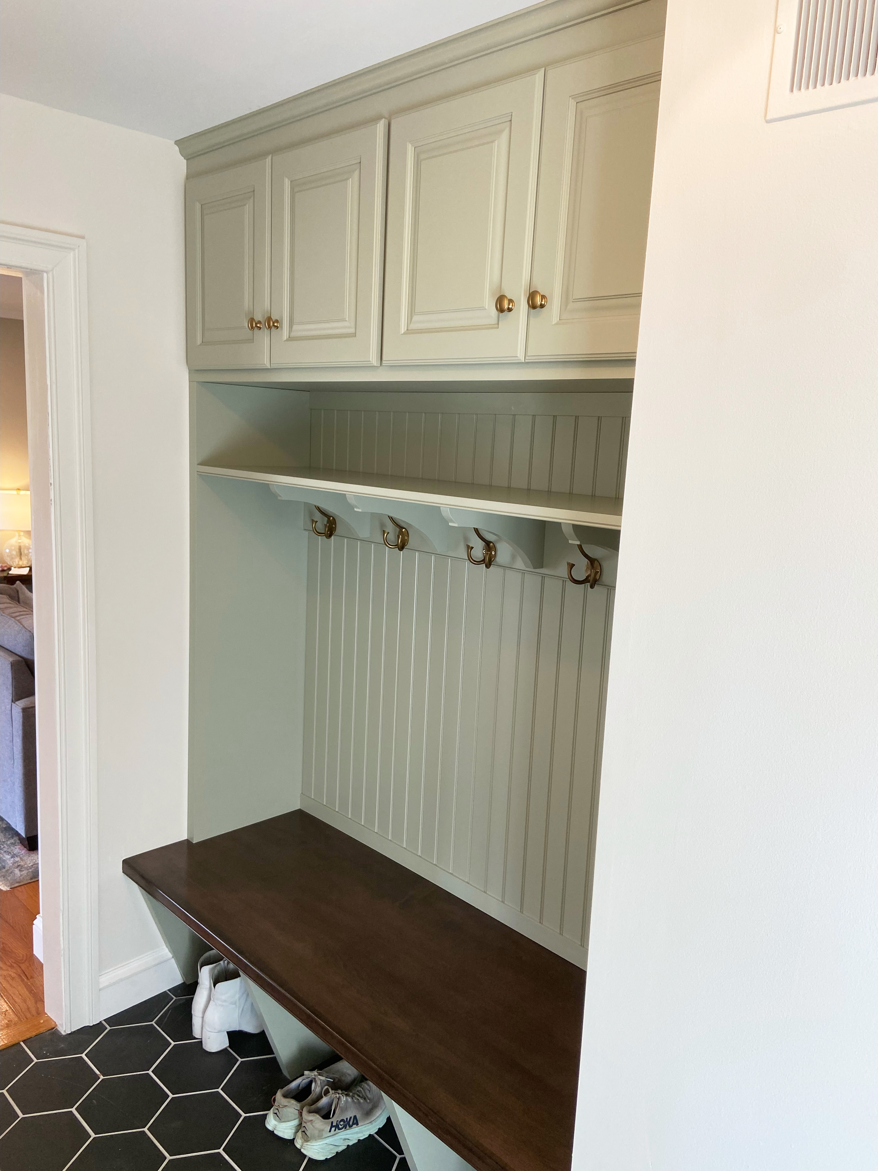 mudroom shelving and bench 